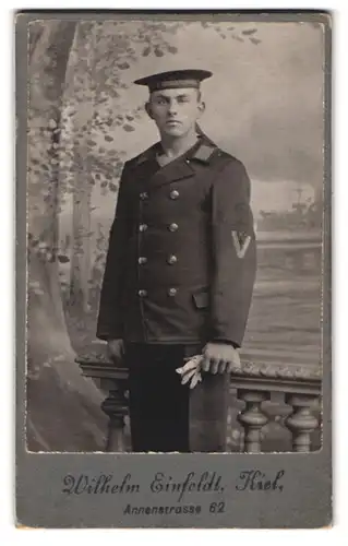 Fotografie Wilhelm Einfeldt, Kiel, Annenstr. 62, Matrose in Uniform mit Mützenband SMS Braunschweig