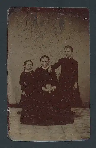 Fotografie Ferrotypie Mutter mit zwei Töchtern in schwarzen Kleidern, Bibel in der Hand