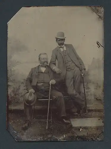 Fotografie Ferrotypie zwei Herren in Anzügen mit Spaizerstöcken, Dandy