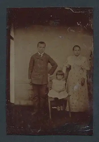 Fotografie Ferrotypie drei Kinder im Anzug und Kleidern