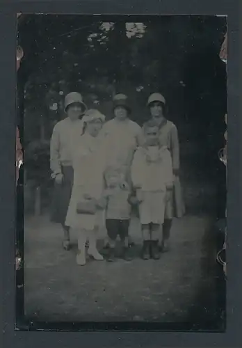 Fotografie Ferrotypie drei Generationen, Grossmutter, Mutter und Töchter