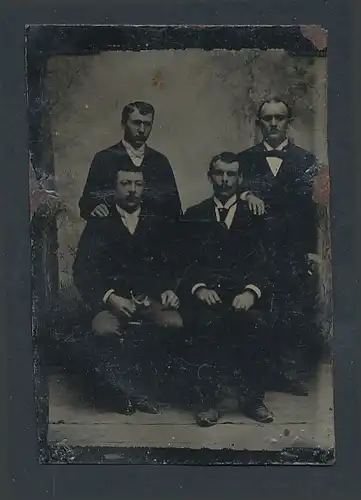 Fotografie Ferrotypie vier Herren in feinen Anzügen posieren