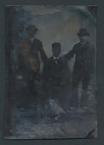 Fotografie Ferrotypie drei Herren in Anzügen mit Hund