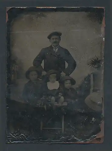 Fotografie Ferrotypie Vater mit drei Kindern posiert im Atelier
