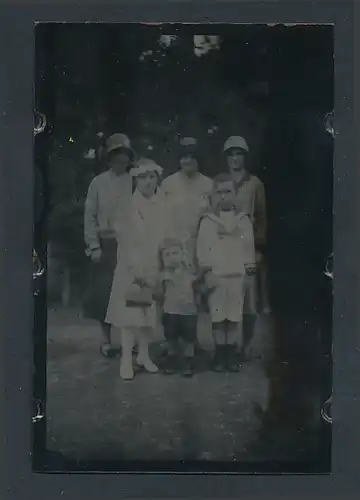 Fotografie Ferrotypie Mütter mit Ihren Kindern in Kleidern und Matrosenanzug