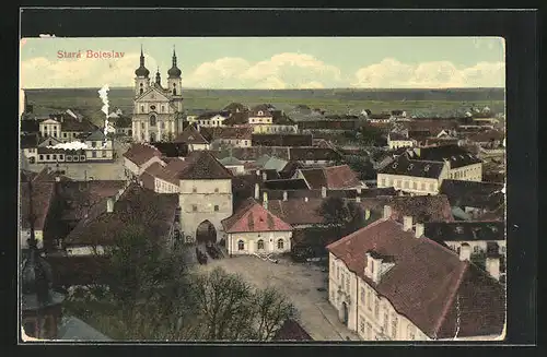 AK Alt Bunzlau / Stara Boleslav / Brandeis (NL), Totalansicht mit Stadttor und Kirche