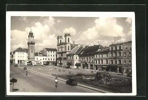 AK Banska Bystrica, Strassenpartie mit Gebäudeansicht und Brunnen