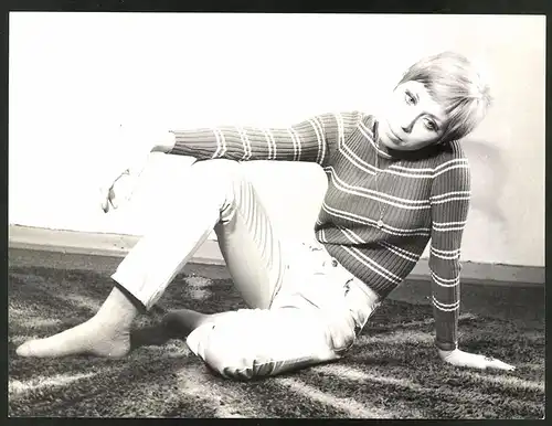 Fotografie Mode der 70er Jahre, Blondine mit Kurzhaarschnitt trägt Jeans & Pullover