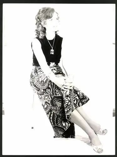 Fotografie Mode der 70er Jahre, junge Dame im langen Rock mit ärmelloser Bluse