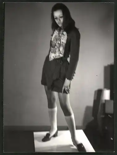 Fotografie Mode der 70er Jahre, junge Brünette Dame im kurzen Rock mit Strümpfen