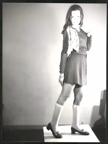 Fotografie Mode der 70er Jahre, hübsche Brünette trägt kurzen Rock und Strümpfe