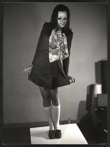 Fotografie Mode der 70er Jahre, junge Brünette Dame posiert im knappen Rock