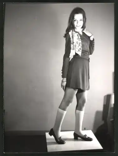 Fotografie Mode der 70er Jahre, hübsches brünettes Model posiert in Strümpfen und kurzen Rock