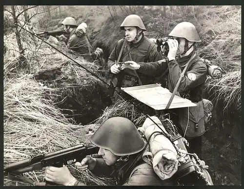 Fotografie DDR Kampfgruppe mit Funker im Einsatz im Schützengraben