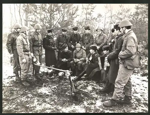 Fotografie DDR Kampfgruppe im Einsatz, Offiziere & russische Soldaten im Biwak