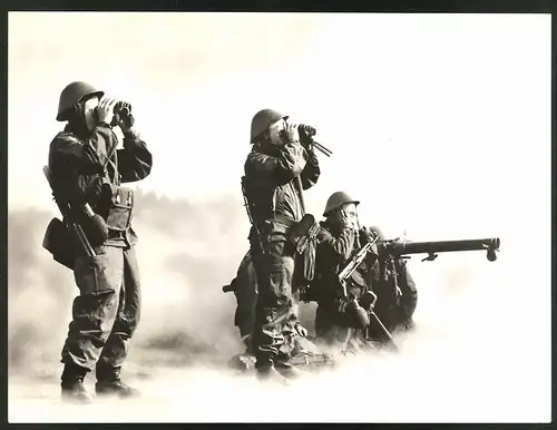 Fotografie DDR Kampfgruppe im Einsatz, Trupp mit Gasmaske und Panzerfaust