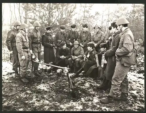 Fotografie DDR Kampfgruppe im Einsatz, Waffenbrüder Russen & Kampfgruppe im Biwak