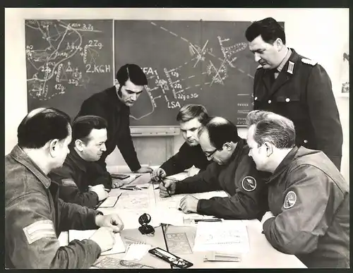 Fotografie DDR Kampfgruppe studiert Kampftaktiken während einer Schulung