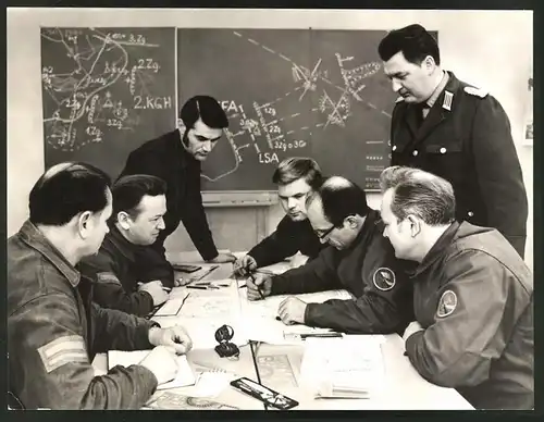 Fotografie DDR Kampfgruppe im Schulungs-Einsatz, einstudieren von Militär-Taktiken