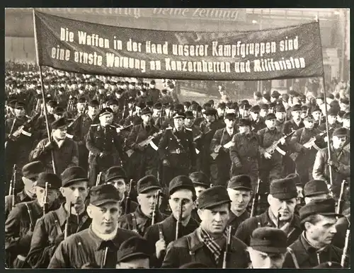 Fotografie Ansicht Berlin, Kampfgruppen-Parade 1973, Soldaten der DDR Kampfgruppen mit Sturmgewehr AK47