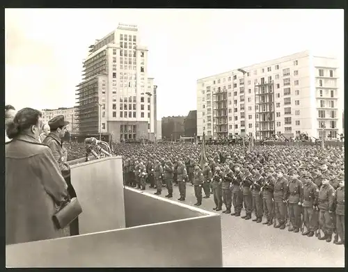 Fotografie Ansicht Berlin, Kampfgruppen-Parade 1973, DDR Kampfgruppen in Uniform während einer Rede