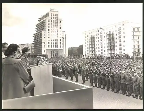 Fotografie Ansicht Berlin, Kampfgruppen-Parade 1973, DDR-Kampfgruppen lauschen einer Rede