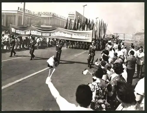 Fotografie Ansicht Berlin, Kampfgruppen-Parade 1973, DDR-Kampfgruppen mit Fahnen & Banner