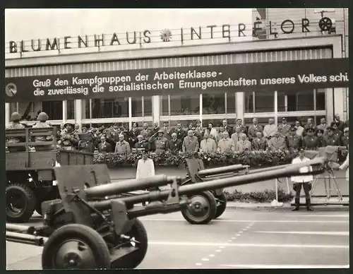 Fotografie Ansicht Berlin, Kampfgruppen-Parade 1973, Erich Honecker beobachtet Parade von der Tribüne aus