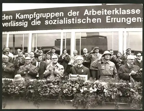 Fotografie Ansicht Berlin, Kampfgruppen-Parade 1973, Staatsoberhaupt Erich Honecker grüsst von der Tribüne