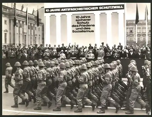 Fotografie Ansicht Berlin, Kampfgruppen-Parade 1973 vor Tribüne mit hohen Politikern z.B. Erich Honecker u.a.