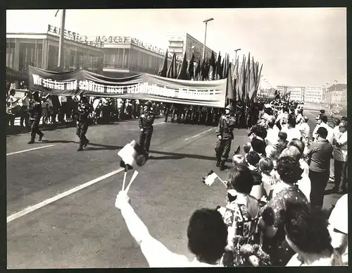 Fotografie Ansicht Berlin, Kampfgruppen-Parade 1973, DDR-Kampfgruppe Fahnenträger mit Nationalfahne & Banner