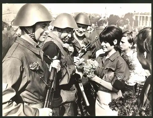 Fotografie Ansicht Berlin, Kampfgruppen-Parade 1973, FDJ-Pionierin überreicht DDR-Kampftruppen Blumen