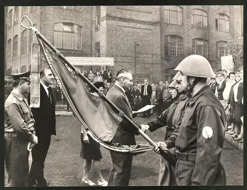Fotografie Ansicht Berlin, Kampfgruppen-Parade 1973, Fahnenträger in Uniform mit Stahlhelm werden geehrt
