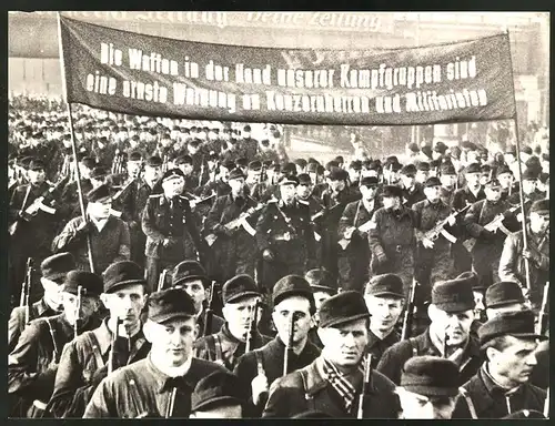 Fotografie Ansicht Berlin, Kampfgruppen-Parade 1973, DDR-Kampfgruppe mit Propaganda-Banner