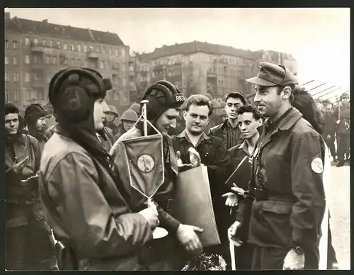 Fotografie Ansicht Berlin, Kampfgruppen-Parade 1973, Russische Panzerbesatzung wird geehrt