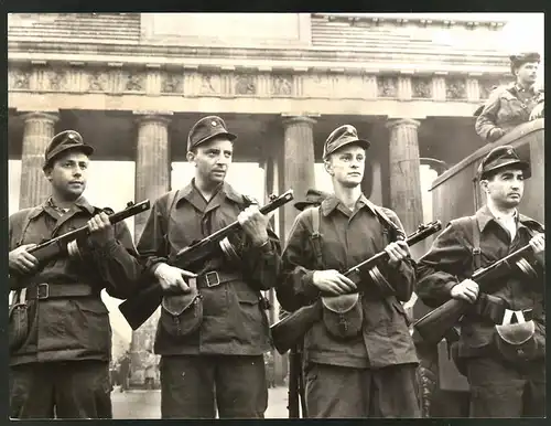 Fotografie Ansicht Berlin, Brandenburger Tor, Grenzschutz-Kampfgruppe in Uniform mit Gewehr