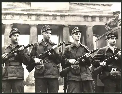 Fotografie Ansicht Berlin, Brandenburger Tor, Kampfgruppe-Grenzschutz in Uniform mit Gewehr