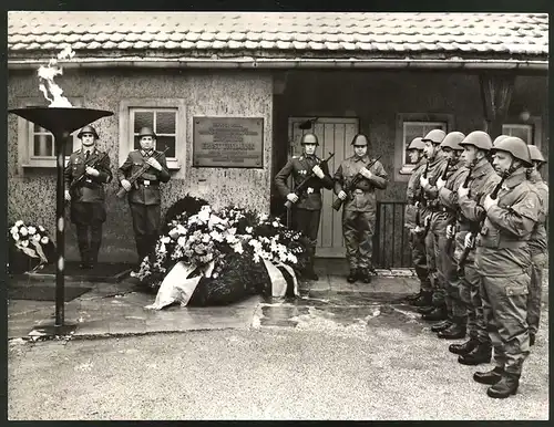 Fotografie Ansicht Buchenwald, Thälmann-Denkmal, DDR-Kampfgruppe im Gedenken zu Ehren von Ernst Thälmann