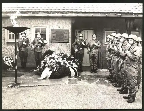Fotografie Ansicht Buchenwald, Ernst Thälmann Denkmal, DDR-Kampfgruppe hat einen Kranz zum Gedenken niedergelegt