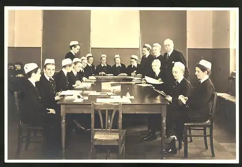 Fotografie Alfred Zscherpel, Wittenberg, Geistliche - Ordensschwestern bei einer Konferenz 1944