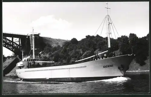 Fotografie Frachtschiff Gerni im Kanal mit Brücke