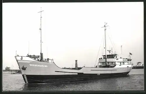 Fotografie Frachtschiff Seeschwalbe vorm Hafen