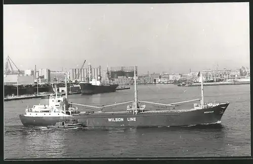 Fotografie Frachtschiff Wilson Line mit Schlepper