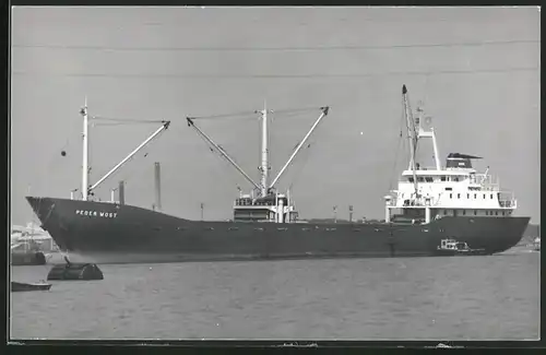 Fotografie Frachtschiff Peder Most mit Schlepper