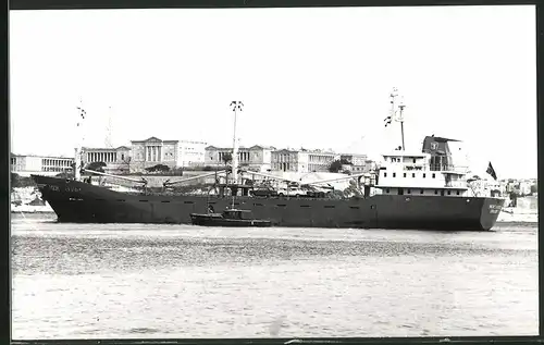 Fotografie Frachtschiff Merc Africa mit Schlepper