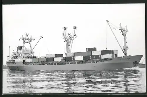Fotografie Containerschiff Membership im Hafenbecken