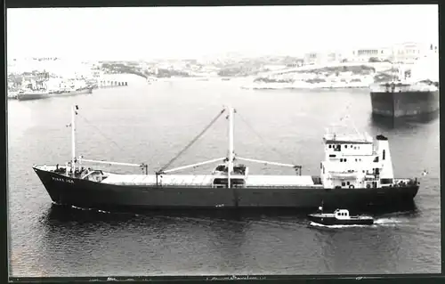 Fotografie Frachtschiff Rikke Isa mit Schlepper