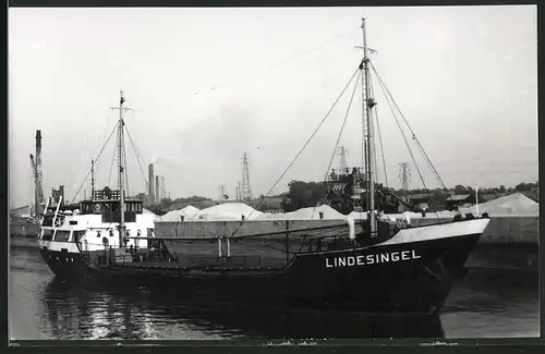 Fotografie Frachtschiff Lindesingel vor Anker