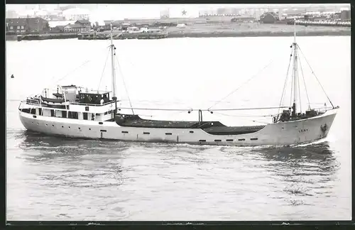 Fotografie Frachtschiff Leny am Hafen