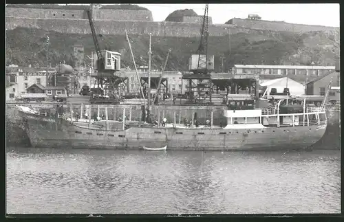 Fotografie Frachtschiff Koningin Juliana vor Anker